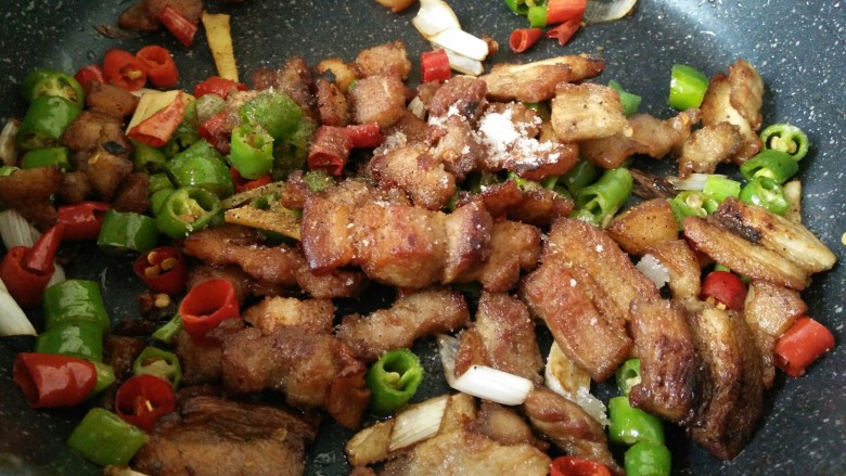 香辣小炒肉,加入适量的，白<a style='color:red;display:inline-block;' href='/shicai/ 10588'>糖</a>盐和<a style='color:red;display:inline-block;' href='/shicai/ 12043'>花椒粉</a>。