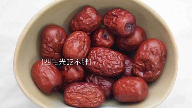 滋补土龙排骨汤,<a style='color:red;display:inline-block;' href='/shicai/ 2470'>红枣</a>6个洗净备用;
