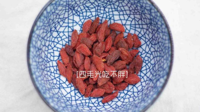 滋补土龙排骨汤,<a style='color:red;display:inline-block;' href='/shicai/ 673'>枸杞</a>一小把洗净备用;
