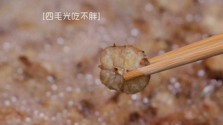 滋补土龙排骨汤,炸至两面金黄捞起备用;