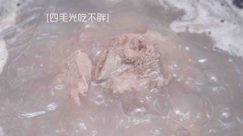 滋补土龙排骨汤,把炖好的排骨汤倒入锅中;