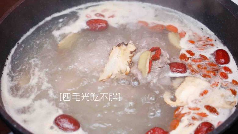 滋补土龙排骨汤,加洗好的红枣、枸杞、当归、姜片;