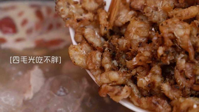 滋补土龙排骨汤,倒入炸好的土龙;