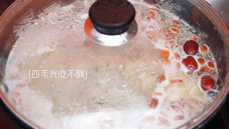 滋补土龙排骨汤,加入适量的盐和<a style='color:red;display:inline-block;' href='/shicai/ 756'>鸡精</a>调味稍微再沸腾一会儿即可;