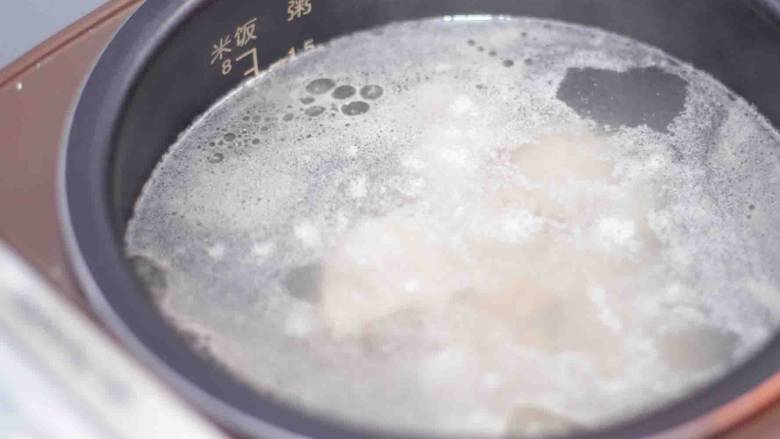 滋补土龙排骨汤,排骨加入适量的水慢炖1小时;