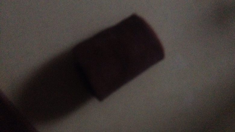 网红甜品 脏脏包,从巧克力一边卷起 即要包住巧克力 也不要太紧
