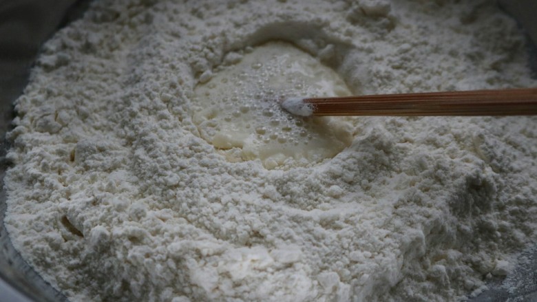 ≈梅干菜烧饼≈,温开水里加盐和糖,搅拌均匀,倒入<a style='color:red;display:inline-block;' href='/shicai/ 519'>面粉</a>中