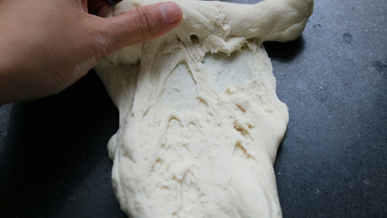 ≈梅干菜烧饼≈,接着移到案板上和面,像衣服一样,把面团推出去再收回来。如此反复