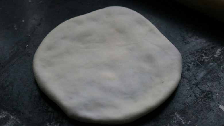 ≈梅干菜烧饼≈,擀成圆饼状,动作要轻一些。别擀破了