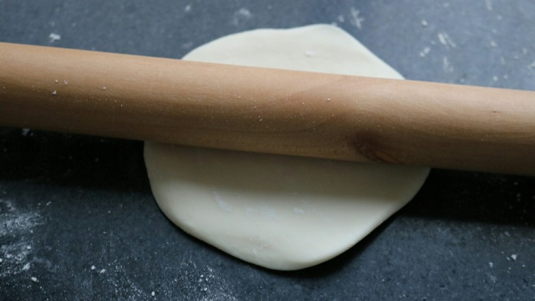 ≈梅干菜烧饼≈,把静置好的面团,揉成长条状,分成小份,擀成圆形
