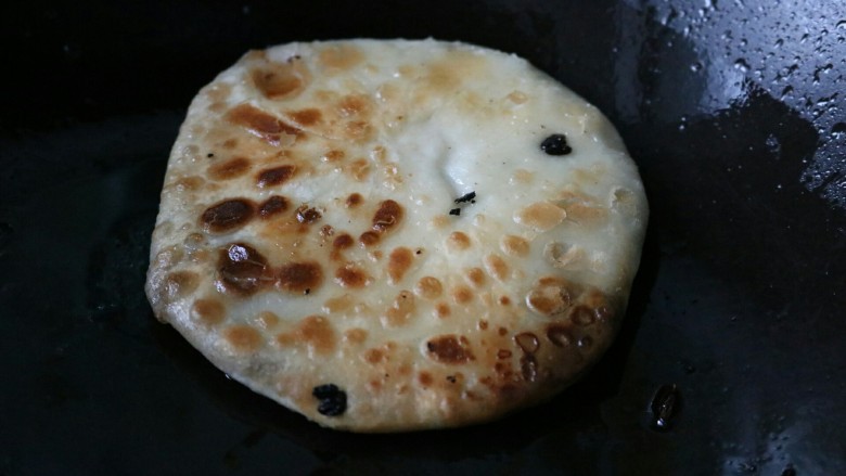 ≈梅干菜烧饼≈,锅烧热刷油,放入面饼,小火煎