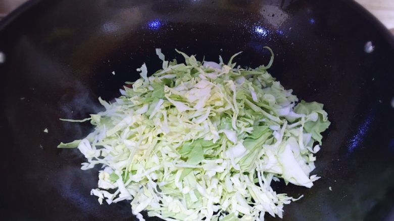 炒饭秀+卷心菜腊肠炒饭,把炒好的腊肠取出装盘备用,锅中倒入卷心菜