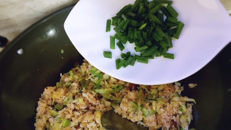 炒饭秀+卷心菜腊肠炒饭,加入切碎的香葱和香菜段炒均匀即可出锅