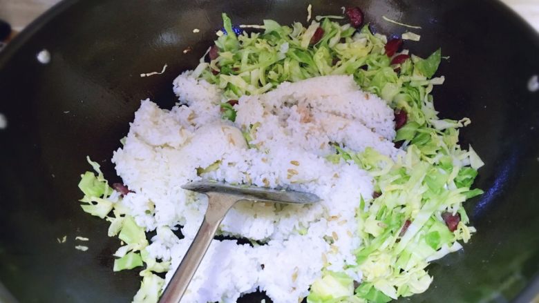 炒饭秀+卷心菜腊肠炒饭,米饭倒入一起炒