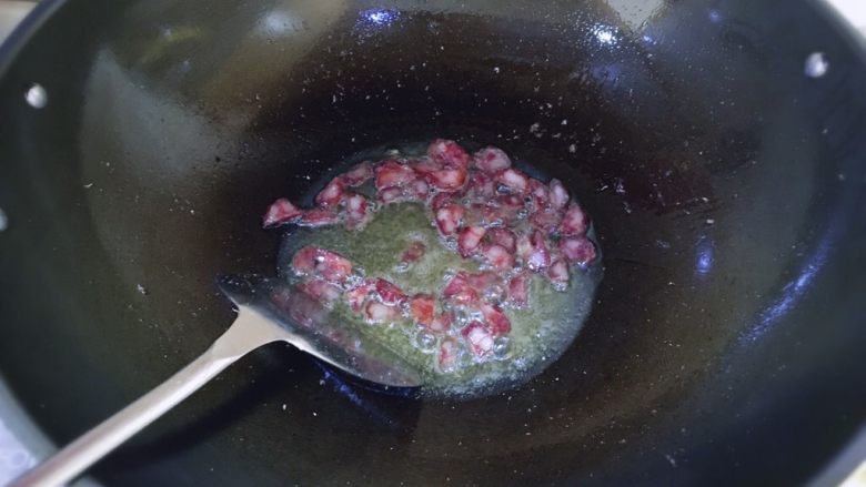 炒饭秀+卷心菜腊肠炒饭,锅里热油倒入腊肠翻炒