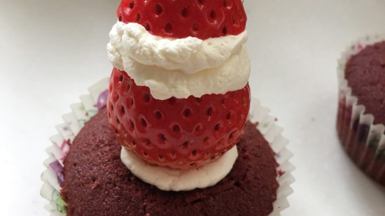 圣诞🎄纸杯蛋糕,挤少许奶油,把顶部固定