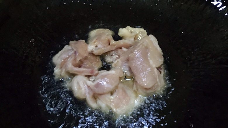 黑木耳炒白菜,锅内放油烧至五成热,放入肉片翻炒几下