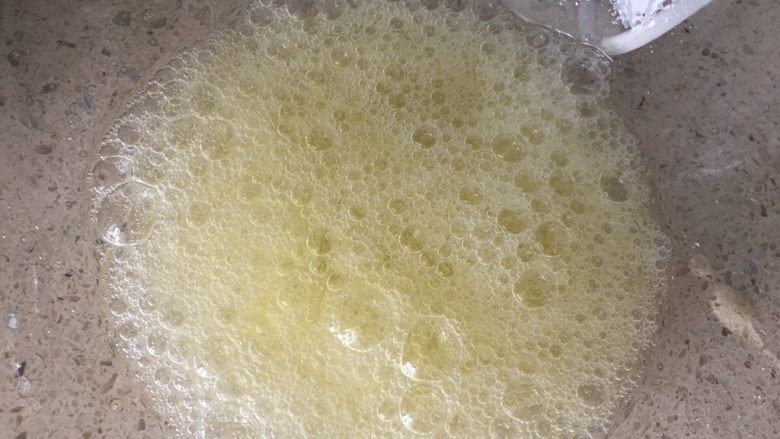 超满足的肉松小贝,接下来开始打发蛋白,蛋白加入柠檬汁或者白醋;