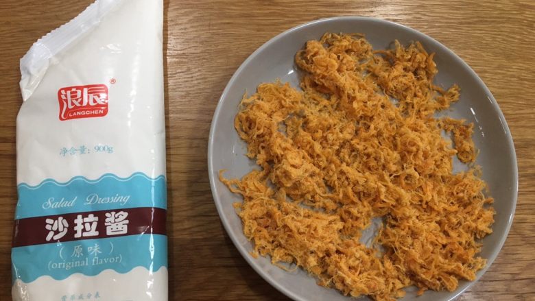 超满足的肉松小贝,180度20分钟左右,蛋糕表面上色就好。等待的时间准备肉松和<a style='color:red;display:inline-block;' href='/shicai/ 4856'>沙拉酱</a>。