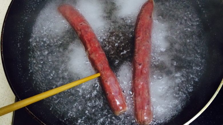 莴笋炒腊肠,筷子能够轻松戳入腊肠时,关火