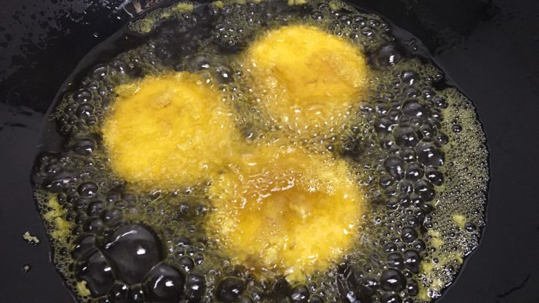 简单又好吃的南瓜饼,锅内入油,待油冒泡泡的时候放入南瓜饼面团;