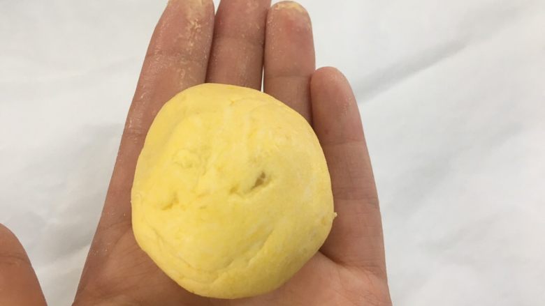简单又好吃的南瓜饼,取一小块面团揉圆;