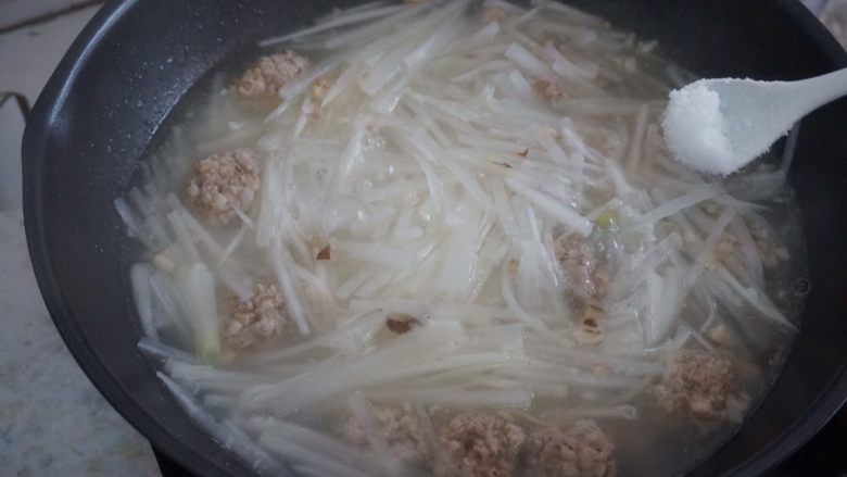 萝卜丝肉丸汤,煮几分钟左右,加入盐调味