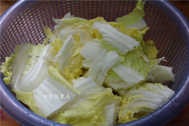 大杂烩一品煲,<a style='color:red;display:inline-block;' href='/shicai/ 113'>大白菜</a>洗净沥干,手撕成块