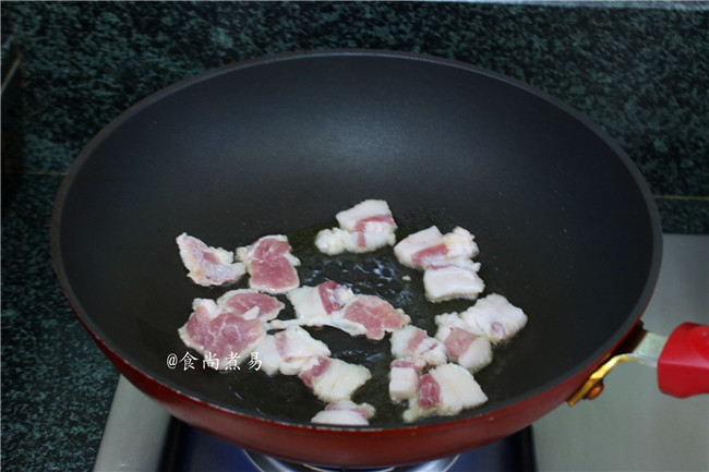 大杂烩一品煲,热锅,倒入少量食用油,倒入五花肉大火干煸出油脂