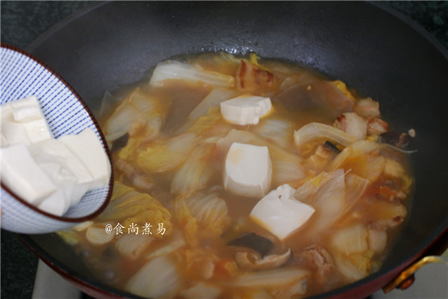 大杂烩一品煲,倒入豆腐,用锅铲轻轻翻动均匀,让豆腐能吸到汤汁