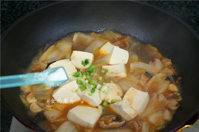 大杂烩一品煲,调入盐、<a style='color:red;display:inline-block;' href='/shicai/ 720'>胡椒粉</a>、撒点葱梗,拌匀