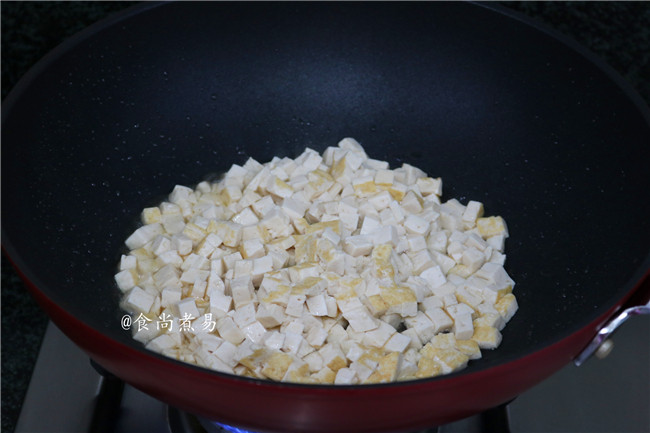 豆腐牛肉水晶饺,烧热锅,倒入<a style='color:red;display:inline-block;' href='/shicai/ 851'>橄榄油</a>,将豆腐粒煸至焦黄色