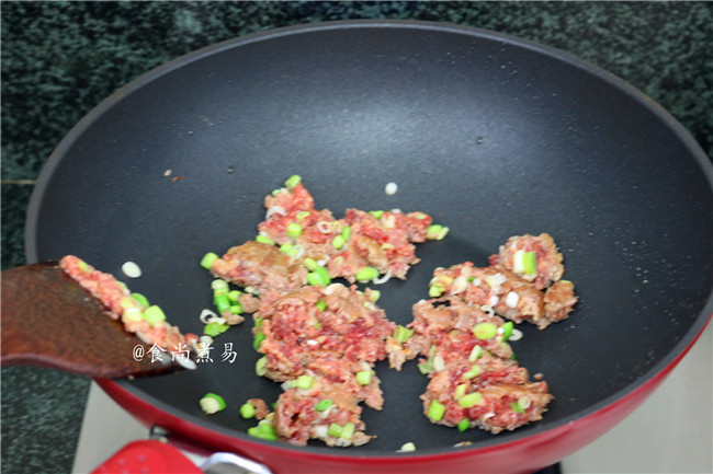 豆腐牛肉水晶饺,煸好的豆腐盛起,接着将葱头和牛肉煸炒片刻