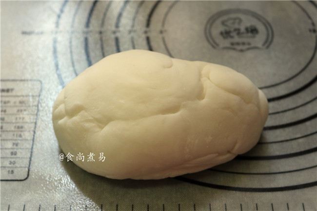 豆腐牛肉水晶饺,揉搓成光滑有弹性的面团,遮上保鲜膜,焖5分钟左右