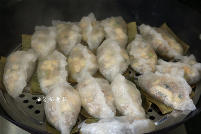 豆腐牛肉水晶饺,蒸锅中倒入清水烧开,放上蒸架,将包好的水晶饺放在粽叶或玉米皮上面,大火蒸8—10分钟即可