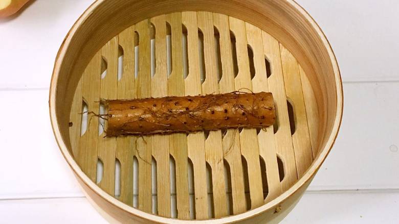 山药苹果泥,山药洗净,上锅蒸熟,大概15-20分钟分钟左右。备用。