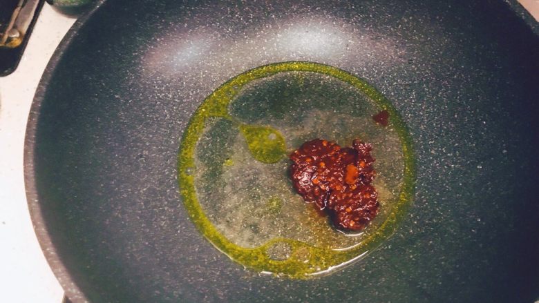 宫爆鸡丁,将炒锅中放入适量的食用油、两勺豆瓣酱,适量清水