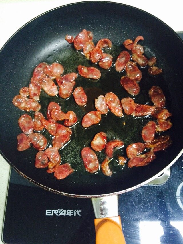 莴笋炒腊肠,关小火煸炒,炒至香肠出油