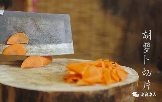 甘笋木耳炒虾仁,❥ 将<a style='color:red;display:inline-block;' href='/shicai/ 25'>胡萝卜</a>洗干净，切片，放置盘中，待用