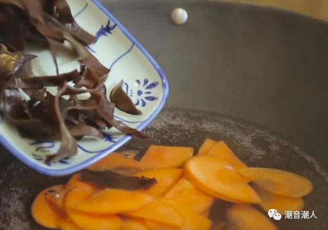 甘笋木耳炒虾仁,❥ 之后热锅，倒入适量的水，煮沸后，放入胡萝卜和木耳，待胡萝卜颜色稍微变化，便可捞起