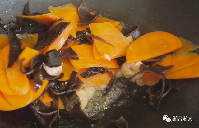 甘笋木耳炒虾仁,❥ 待虾仁变色时，可倒入木耳和胡萝卜，翻炒均匀