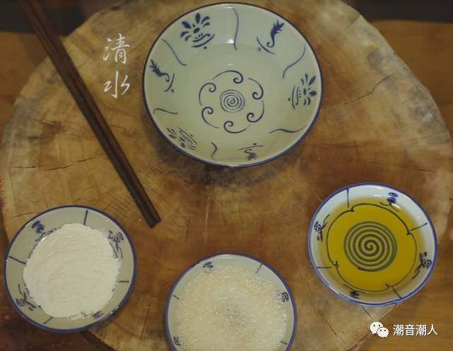 甘笋木耳炒虾仁,❥ 接着制作芡汁，在碗中倒入适量的水，依次加入<a style='color:red;display:inline-block;' href='/shicai/ 3738'>芝麻油</a>、砂糖和栗米粉，搅拌均匀即可