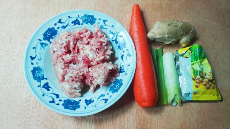 乡味+盐城白胡椒胡萝卜猪肉大馄饨,准备食材