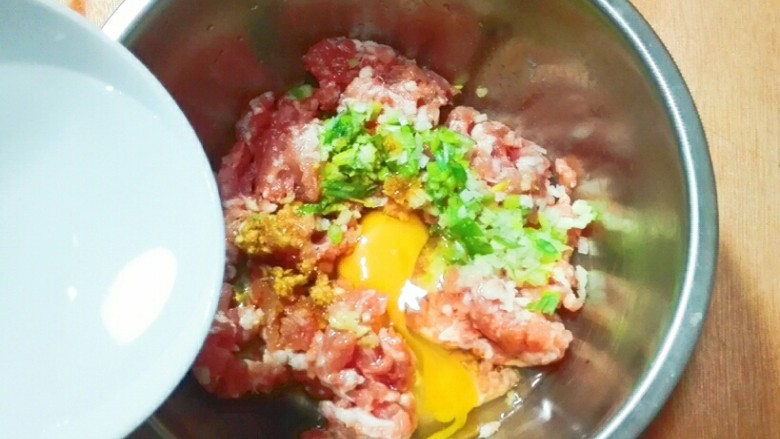 乡味+盐城白胡椒胡萝卜猪肉大馄饨,打入一个<a style='color:red;display:inline-block;' href='/shicai/ 9'>鸡蛋</a>,放适量清水