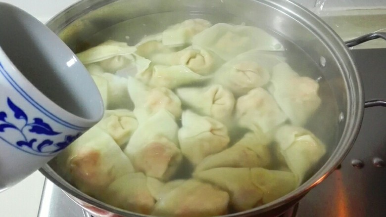 乡味+盐城白胡椒胡萝卜猪肉大馄饨,用半小碗水淋到馄饨上面再烧开再淋一次水烧开就可以出锅盛盘