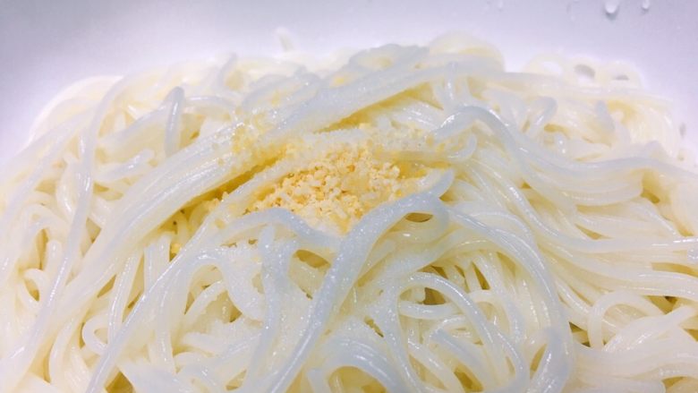 猪肉码子面,沥干水分,加适量<a style='color:red;display:inline-block;' href='/shicai/ 756'>鸡精</a>