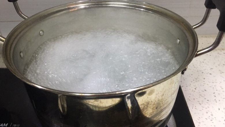 猪肉码子面,锅里放冷水,大火烧开