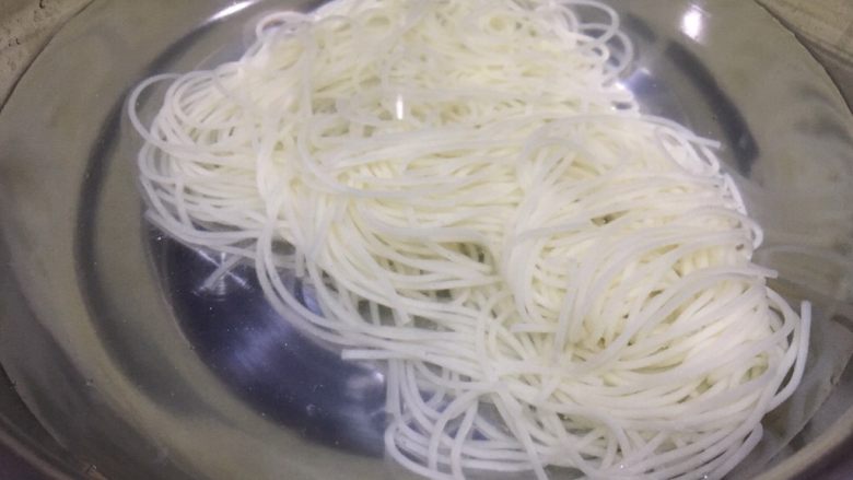 猪肉码子面,将煮好的面,用冷水浸泡