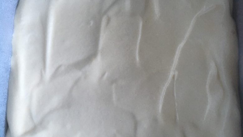 奶酪芝士夹心蛋糕,倒入垫了油纸的方形烤盘里,先倒一半面糊
