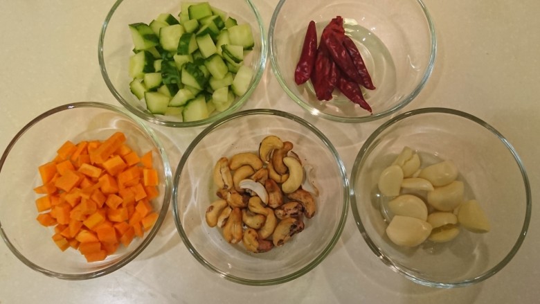 一鍋兩菜!
金針菇卷+宮保雞丁,菜式2配料:黃瓜切丁、乾辣椒、紅蘿蔔切丁、腰果、蒜頭